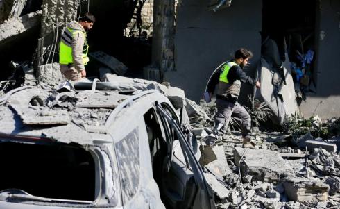 السكسكية، لبنان 28 مارس 2026 (شينخوا) في الصورة الملتقطة يوم 27 مارس 2026، رجال إنقاذ يتفقدون مباني ومركبات تعرضت للتدمير إثر غارات جوية إسرائيلية على بلدة السكسكية بقضاء صيدا جنوبي لبنان..JPG