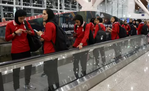 لاعبات المنتخب الإيراني لكرة القدم للسيدات يصلن إلى مطار كوالالمبور الدولي بعد مشاركتهن في كأس آسيا للسيدات في أستراليا.ـ رويترز.webp