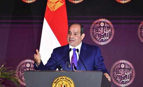 السيسي خلال مشاركته في حفل إفطار الأسرة المصرية الذي أقيم في دار القوات الجوية.. صورة من المتحدث باسم رئاسة الجمهورية.jpg