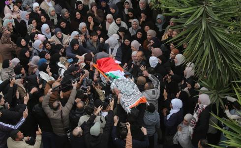 ووري جثمان أربعة فلسطينيين من عائلة واحدة، بينهم طفلان، الثرى في مسقط رأسهم بلدة طمون شمال الضفة الغربية. وقد قُتلوا برصاص جنود إسرائيليين داخل سيارتهم، بحسب وزارة الصحة الفلسطينية، 15 مارس/آذار 2026. تصوير: محمد ناصر