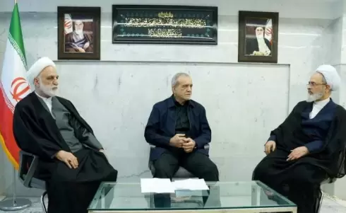 المجلس المؤقت يتكون من الرئيس الإيراني مسعود بيزشكيان (وسط) ورئيس السلطة القضائية غلام حسين محسني إيجي (يسار)، ونائب رئيس مجلس الخبراء علي رضا عرافي (رويترز).webp