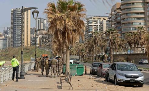 بيروت 12 مارس 2026 (شينخوا) في الصورة الملتقطة يوم 12 مارس 2026، جنود من الجيش اللبناني وأفراد من الشرطة اللبنانية يتفقدون موقعا استهدفته غارة جوية إسرائيلية على منطقة الرملة البيضاء في بيروت في لبنان.JPG