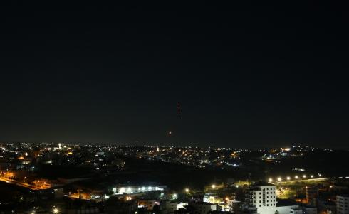 شوهدت صواريخ تحلق فوق الخليل في الضفة الغربية في الأول من مارس/آذار 2026، وسط تبادل مستمر للهجمات بين إيران وإسرائيل والولايات المتحدة (صورة: مأمون وزواز)