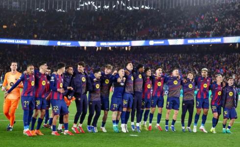 لاعبو برشلونة الإسباني يحتفلون مع جماهيرهم بالتأهل للدور ربع النهائي.jpg