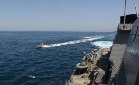 زوارق حربية تابعة للحرس الثوري الإيراني، أثناء تنفيذها مناورات قرب بوارج أميركية في المياه الدولية في الخليج  ارشيف  (أ ف ب).jpeg