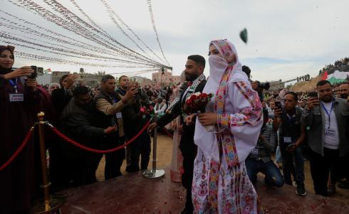 حفل زفاف جماعي لنحو 300 عروس وعريس، تحت عنوان فستان الفرح 2، نظمته مؤسسة الفارس الشم في دير البلح، وسط قطاع غزة، في 24 أبريل/نيسان 2026، (صورة: معز صالحي)