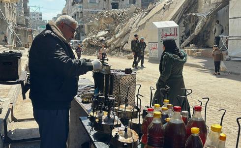 عادل عيسى، 63 عامًا، يُصلح مواقد الكيروسين القديمة في ورشته بمخيم الشاطئ، في مدينة غزة، صورة فوتوغرافية لهادي داود