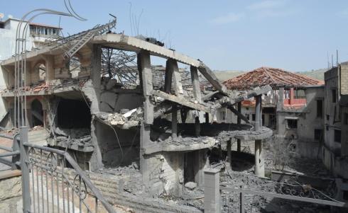 بيروت 5 أبريل 2026 (شينخوا) في الصورة الملتقطة يوم 4 أبريل 2026، مبان متضررة جراء غارات جوية إسرائيلية على بلدة شوكين في لبنان..JPG