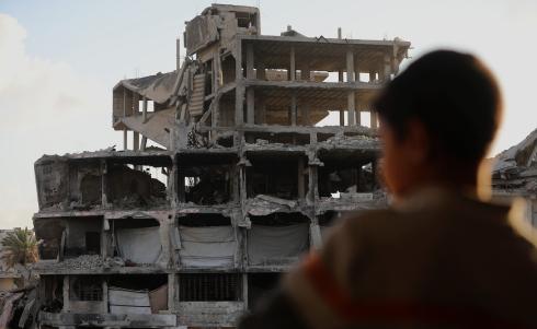 أطفال فلسطينيون يلعبون على أنقاض منازلهم التي دمرتها الغارات الجوية الإسرائيلية خلال الحرب، في حي الدرج شرق مدينة غزة، 21 أبريل/نيسان 2026. صورة: بلال أسامة