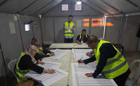 لجنة الانتخابات تُجري فرز قوائم المرشحين في الانتخابات المحلية الأولى في دير البلح وسط قطاع غزة منذ أكثر من عقدين، والأولى في الضفة الغربية منذ بدء حرب السابع من أكتوبر/ تشرين الأول 2023، 25 أبريل/نيسان 2026. (صورة: طارق محمد)
