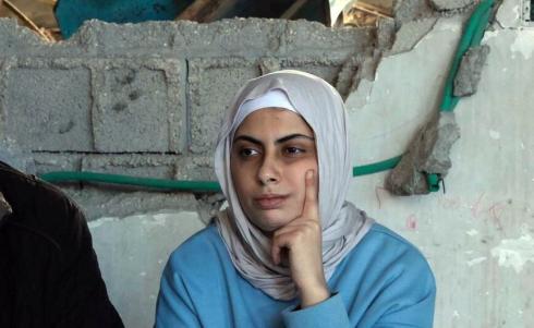 في حي الشيخ رضوان، شمالي مدينة غزة، تعيش ليان أبو قوسة (16 عاما) -المصابة بالتوحد- مع عائلتها داخل أنقاض منزلهم المدمر،  UN News