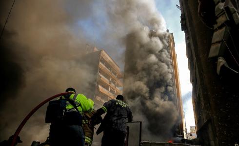 8 أبريل/نيسان 2026، بيروت، لبنان: يتصاعد الدخان من الضاحية الجنوبية لبيروت، معقل حزب الله الموالي لإيران، عقب موجة من الغارات الجوية الإسرائيلية المتزامنة (حقوق الصورة: © مروان نعماني/وكالة الأنباء الألمانية ZUMA Press/APA Images)