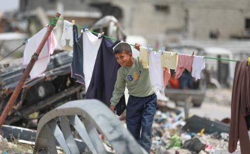 يعيش الفلسطينيون ظروفاً صعبة قرب الخط الأصفر شرق خان يونس، جنوب قطاع غزة، في 27 أبريل/نيسان 2026، حيث يواجهون إطلاق نار متكرر في منطقة تُعتبر خطرة، على طول خط حدودي أعادت القوات الإسرائيلية انتشارها فيه بموجب اتفاق وقف إطلاق النار. (صورة: رمزي أبو عامر)