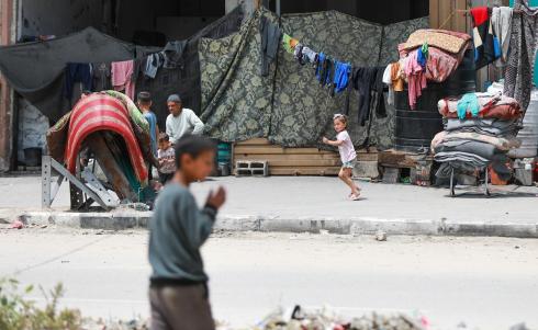 يعيش الفلسطينيون ظروفاً صعبة قرب الخط الأصفر شرق خان يونس، جنوب قطاع غزة، في 27 أبريل/نيسان 2026، حيث يواجهون إطلاق نار متكرر في منطقة تُعتبر خطرة، على طول خط حدودي أعادت القوات الإسرائيلية انتشارها فيه بموجب اتفاق وقف إطلاق النار. (صورة: رمزي أبو عامر)