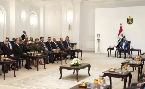 الزيدي في لقاء مع مجموعة من الإعلاميين (رئاسة الوزراء).webp