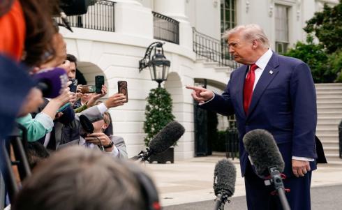 الرئيس الأميركي دونالد ترامب يشير بيده أثناء حديثه مع الصحفيين في البيت الأبيض بواشنطن العاصمة. الولايات المتحدة. 8 أيار 2026. (رويترز).jpeg