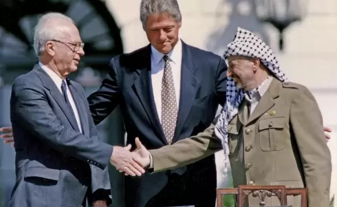 وُقعت الاتفاقية في العاصمة النرويجية أوسلو بتاريخ 13 أيلول 1993 ( ويب).webp