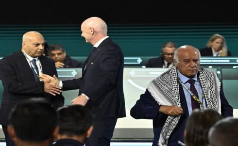 رئيس فيفا جياني إنفانتينو يصافح رئيس الاتحاد الإسرائيلي لكرة القدم موشيه زواريز، بينما يغادر رئيس الاتحاد الفلسطيني جبريل الرجوب المنصة خلال كونغرس فيفا في فانكوفر، 30 نيسان 2026. (رويترز).jpeg