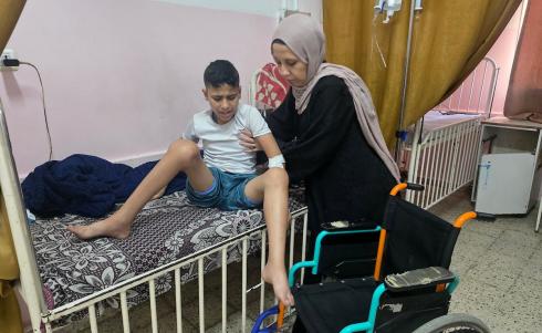 الطفل وليد أبو مصطفى يتلقى الرعاية في مجمع ناصر الطبي بخان يونس، بعد تدهور حالته الصحية جراء إصابته بمرض الهيموفيليا ونزيف متكرر في المفاصل، وسط مناشدات عائلته لتحويله للعلاج خارج القطاع، 22 أيار/مايو 2026. تصوير: طارق محمد.
