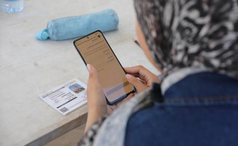 طلاب فلسطينيون نازحون يؤدون امتحان الثانوية العامة الإلكتروني داخل مخيم مزود بخدمة الإنترنت في مدينة غزة. صورة: بلال أسامة.
