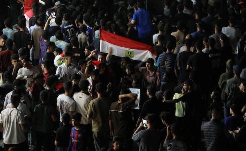 فلسطينيون يتابعون عبر شاشة عرض عامة في مدينة غزة مباراة مصر وأستراليا ضمن دور الـ32 من كأس العالم، في 3 يوليو/تموز 2026، وسط التحديات الإنسانية المستمرة في القطاع.  صورة: بلال أسامة