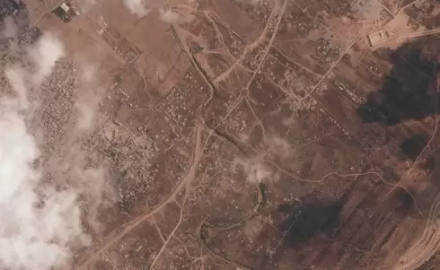 صورة التقطها قمر اصطناعي تُظهر جزءاً من جدار ترابي تُشيّده القوات الإسرائيلية وسط قطاع غزة 7 يوليو 2026 ويظهر مخيم البريج للاجئين على اليسار بينما يقطع وادي غزة الجدار وتقع قاعدة عسكرية إسرائيلية على الجانب الآخر (أ.ب).webp