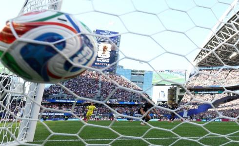 هانس فاناكن يسجل الهدف الثالث لبلجيكا أمام الولايات المتحدة في دور الـ16 من كأس العالم 2026. (رويترز).jpeg