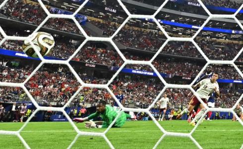 الإسباني بيدرو بورو يسجل الهدف الثاني لمنتخب بلاده أمام فرنسا، في نصف نهائي كأس العالم 2026 على ستاد دالاس في أرلينغتون الأميركية، 14 تموز 2026. (رويترز).jpeg