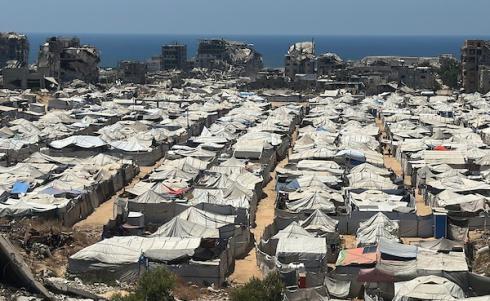 صورة عامة لخيام تأوي الفلسطينيين النازحين، تمتد على طول الساحل غرب مدينة غزة وبين أنقاض المباني التي دمرت خلال الحرب، في 1 يوليو/تموز 2026. تصوير: هادي داود