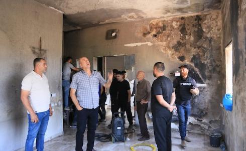 يتفقد فلسطينيون الأضرار التي لحقت بمنازلهم وممتلكاتهم عقب هجوم شنه مستوطنون إسرائيليون على قرية تل، قرب مدينة نابلس بالضفة الغربية، يوم السبت 25 يوليو/تموز 2026. صورة: محمد ناصر