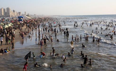 يستحم الناس في مياه البحر الأبيض المتوسط ​​على شاطئ في مدينة غزة، قطاع غزة، في 31 يوليو/تموز 2026. صورة: محمد صالحة