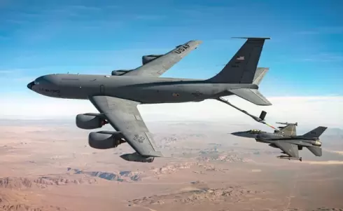طائرة التزود بالوقود الأمريكية من طراز KC-135 Stratotanker ...webp