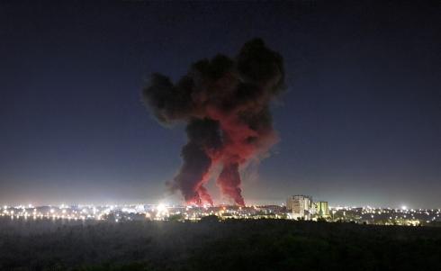 صورة أرشيفية لتصاعد الدخان جراء قصف للجيش الأميركي على إيران. (أ ف ب).jpeg