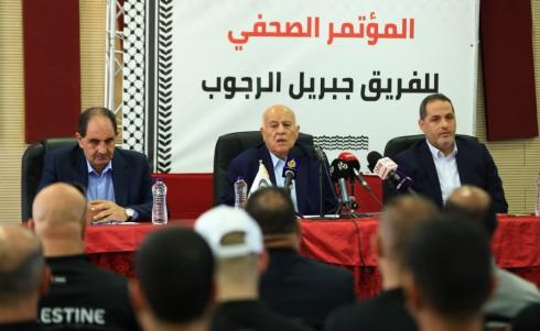 الرجوب، خلال مؤتمر صحفي عقده اليوم الاثنين في أكاديمية جوزيف بلاتر بمدينة البيرة.jpeg