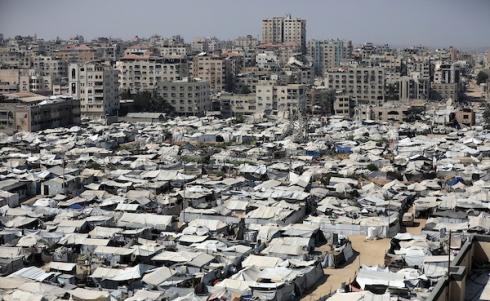 صورة عامة تُظهر خيامًا تأوي نازحين فلسطينيين مكتظين على طول ساحل مدينة غزة، بتاريخ 10 أغسطس/آب 2026. تصوير: بلال أسامة