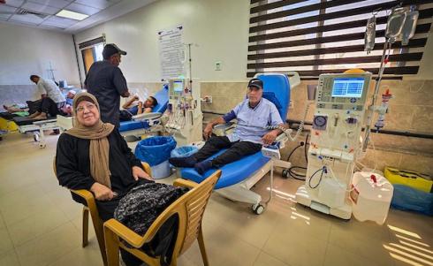يتلقى مرضى الكلى الفلسطينيون جلسات غسيل الكلى في مجمع ناصر الطبي بخان يونس، جنوب قطاع غزة، في 24 سبتمبر/أيلول 2026. (صورة: طارق محمد)
