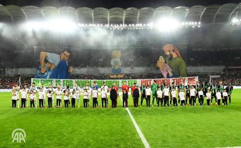 جماهير قونيا سبور التركي تستقبل المنتخب الفلسطيني بتيفو للشهداء وذكرى الدرة.jpg