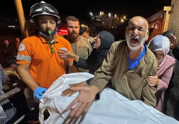 مسن فلسطيني يبكي قريبا قتل في غارة إسرائيلية على مدخل مستشفى ناصر في خان يونس (رويترز).webp