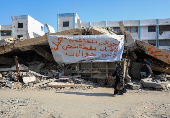 الشاب الفلسطيني يحيى خزيق من سكان غزة، يُعيد استخدام مدرعة إسرائيلية مهجورة (5).jpg