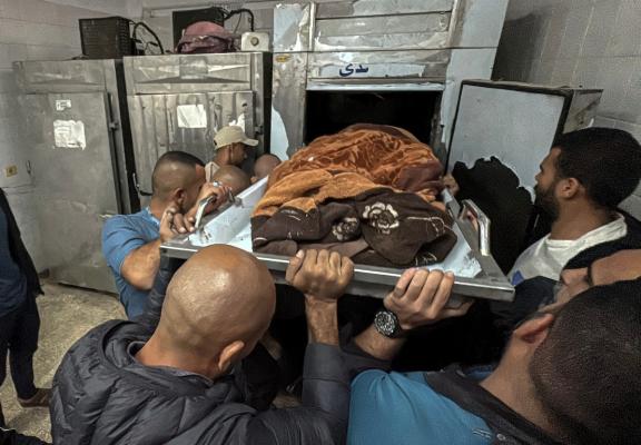 فلسطينيون ينقلون الشهداء والجرحى إلى مستشفى شهداء الأقصى بعد أن استهدفت الغارات الإسرائيلية منازل متفرقة في دير البلح وسط قطاع غزة في 22 نوفمبر 2025 (4).jpg