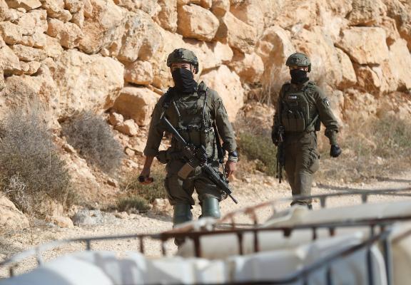 قوات الاحتلال والمستوطنون الإسرائيليون يمنعون المزارعين الفلسطينيين من الوصول إلى حقولهم الزراعية، باستخدام قنابل الصوت والغاز المسيل للدموع في بلدة ترقوميا، في الخليل