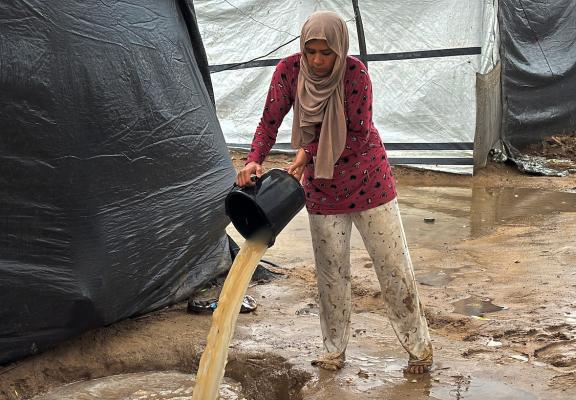يُعاني الفلسطينيون من الفيضانات التي أعقبت هطول أمطار غزيرة على دير البلح، وسط قطاع غزة، في 11 ديسمبر/كانون الأول 2025