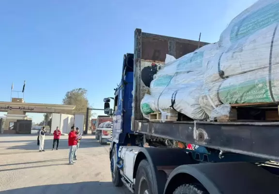 شاحنات محمَّلة بالمساعدات الإنسانية السعودية لدى عبورها منفذ رفح (مركز الملك سلمان للإغاثة).webp