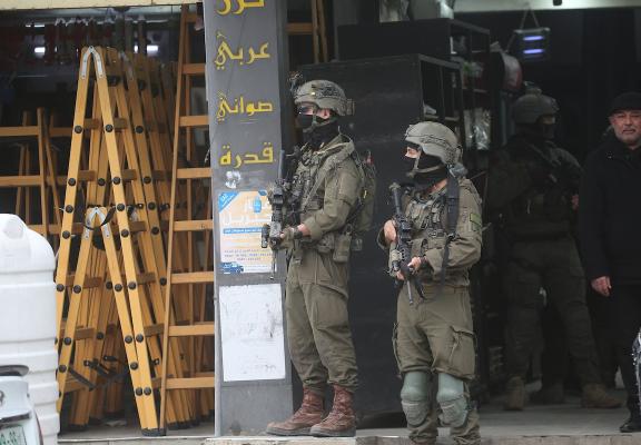 نفّذت قوات الجيش الإسرائيلي عملية عسكرية في مخيم العين للاجئين غرب نابلس، ٢٢ يناير/كانون الثاني ٢٠٢٦. صورة: محمد ناصر