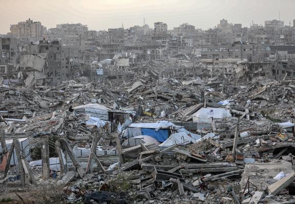 يُكافح الفلسطينيون النازحون لمواصلة حياتهم اليومية وسط الأنقاض التي خلّفتها الهجمات الإسرائيلية في جباليا، غزة، في 12 يناير/كانون الثاني 2026. صورة: عمر أشتوي