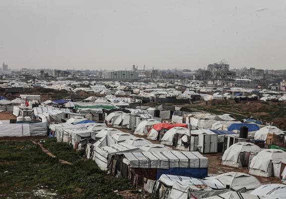 يواجه اللاجئون الفلسطينيون ظروفاً قاسية بعد أن غمرت الأمطار الغزيرة خيامهم في مخيم البريج بوسط قطاع غزة في 24 فبراير/شباط 2026. صورة: معز صالحي