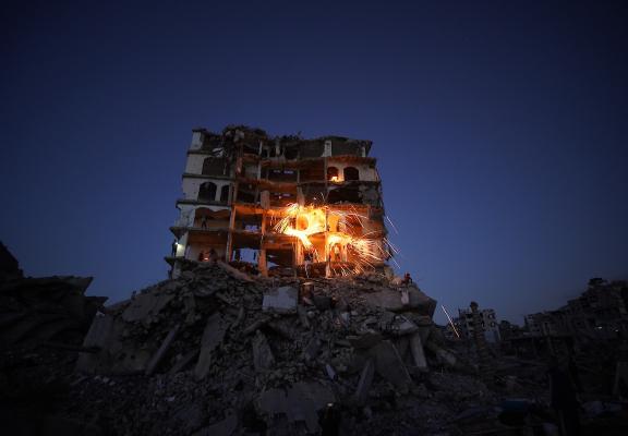 فلسطينيون يُشعلون شرارات من الصوف الفولاذي ( الليف السلكي) خلال شهر رمضان المبارك، وسط أنقاض المباني السكنية التي دُمّرت خلال العدوان الإسرائيلي الذي استمر عامين، في مدينة غزة، 23 فبرايرشباط 2026. صورة عمر أشتوي