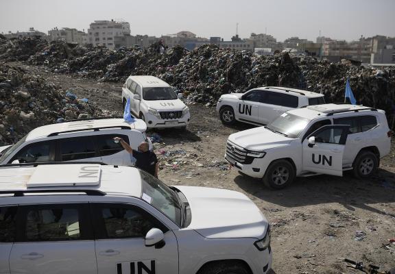 مدير برنامج الأمم المتحدة الإنمائي، ألكسندر دي كرو في زيارة ميدانية إلى عدة مناطق في مدينة غزة لتقييم الوضع الإنساني واحتياجات السكان، 16 فبراير/شباط 2026. (صورة: عمر أشتوي)