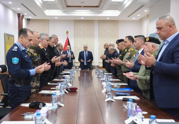 الشيخ يعقد اجتماعًا أمنيًا بحضور رئيس الوزراء وكبار المسؤولين لبحث المستجدات السياسية والأمنية 11111.jpg