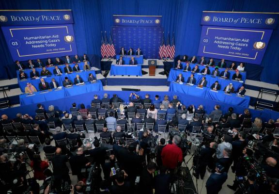 صورة شاملة لاجتماع «مجلس السلام» في واشنطن الخميس (أ.ف.ب).jpeg